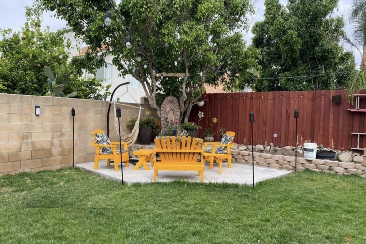 Landscaped seating nook with retaining wall